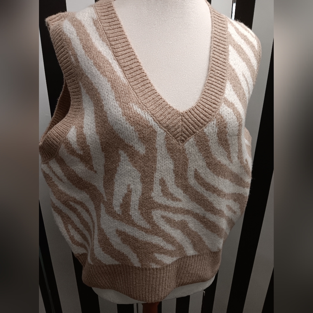 NWT sweater vest - Picture 3 of 9